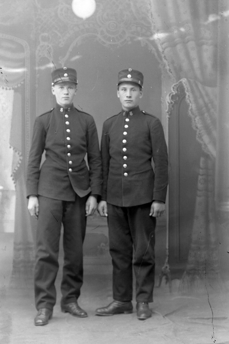 Studioportrett av to soldater, trolig elever ved underoffisersskolen i Harstad.