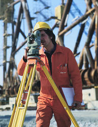En arbeider med nivelleringskikkert under bygging av Ekofisk