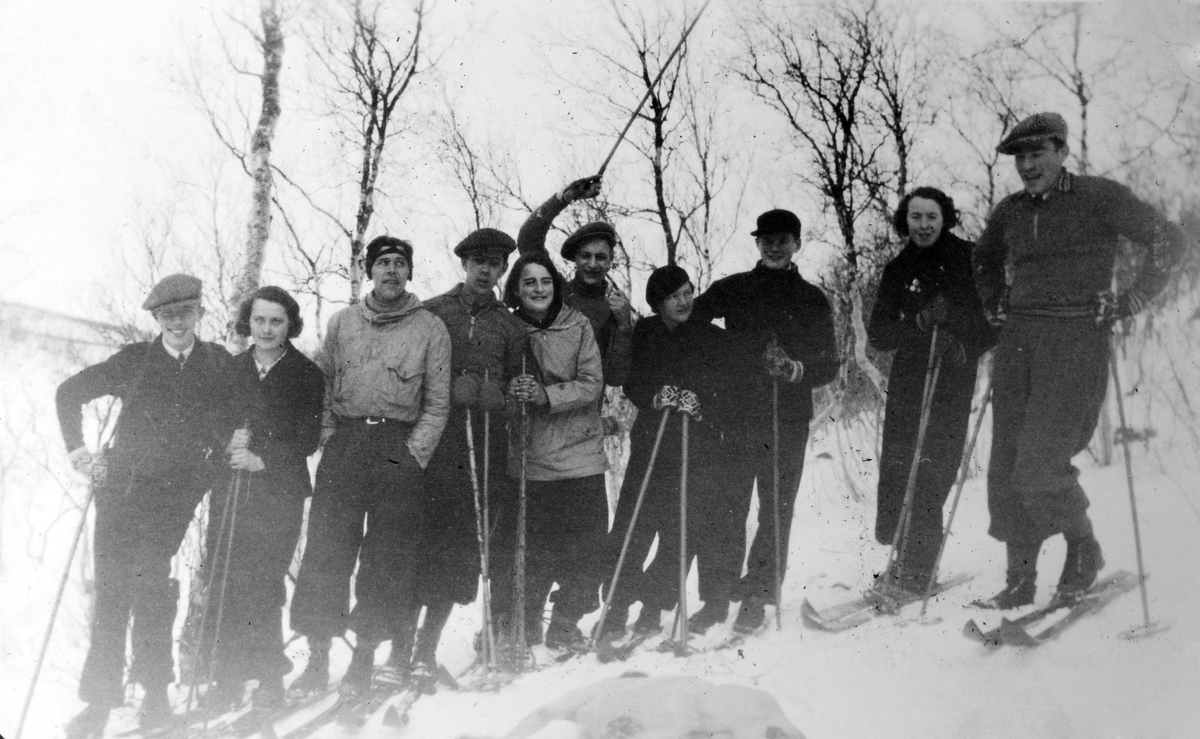Gruppebilde av kvinner og menn på skitur.