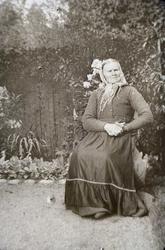 Eldre dame i stasklede i selskap på Rophaug.