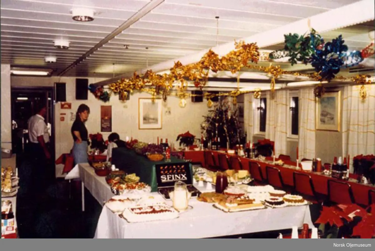 Kakebordet er klart før feiring av julen 1986 på Ekofisk 2/4 A.