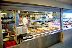 Fra kjøkkenområdet med matserveringen på QP-plattformen.  Ko