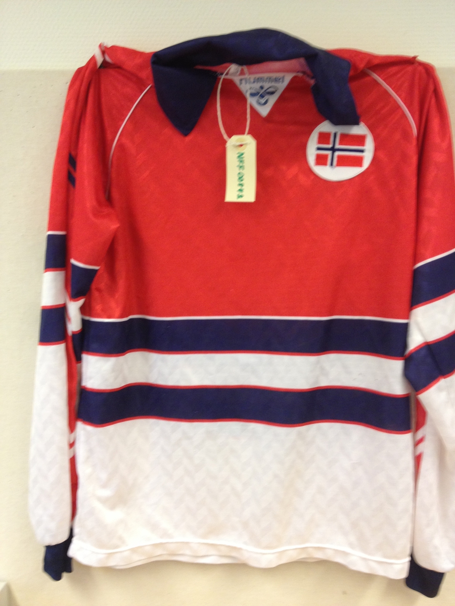 Hvit, blå og rød fotballtrøye brukt av Jørn Andersen på det norske fotball-landslaget.