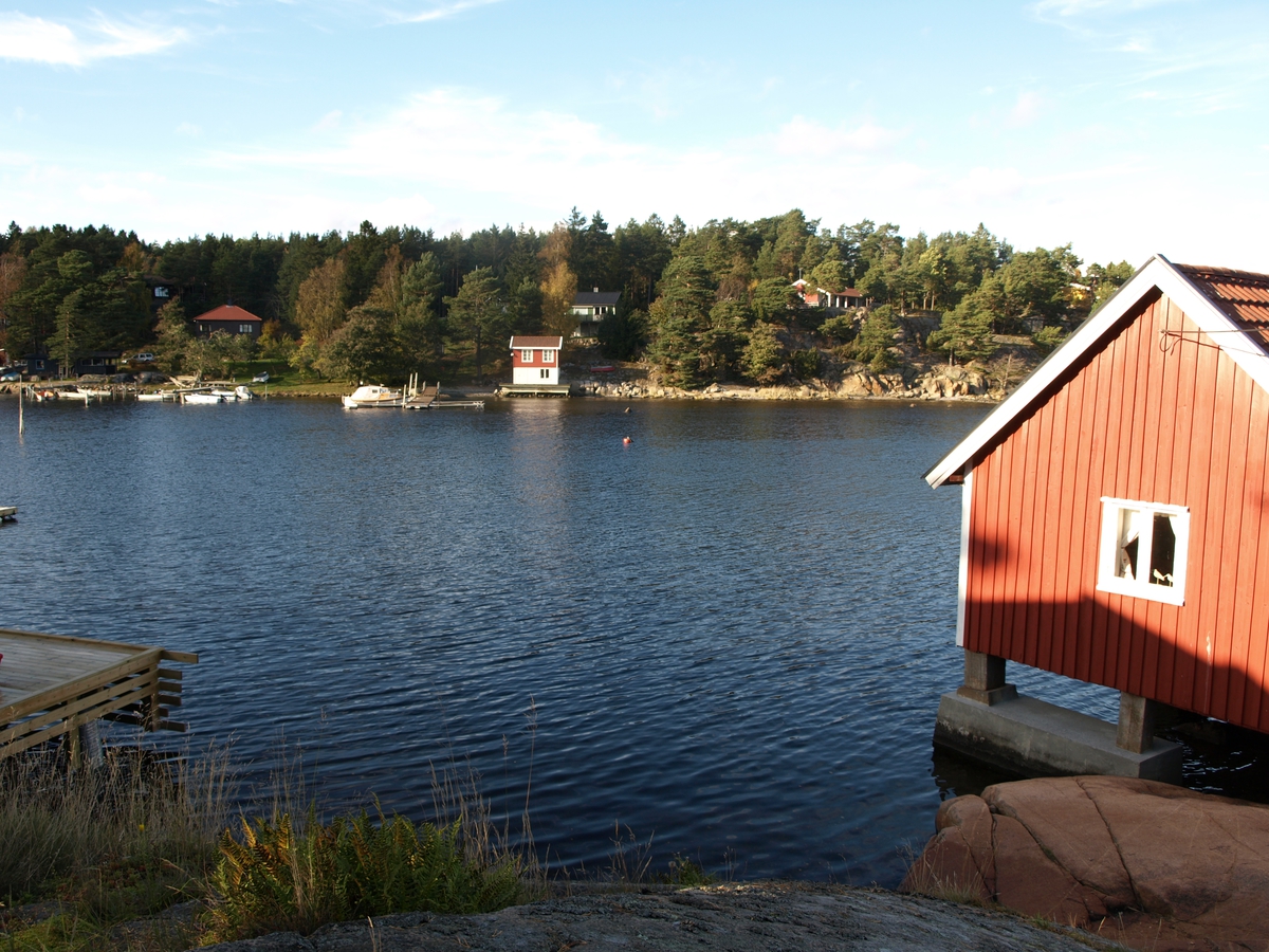 På både Ørnekuppa og Nordre Kallssøy ligger bostedshus og båthus nær vannlinjen. Foto: Bodil Andersson, Østfoldmuseene/Halden historiske Samlinger.