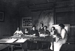 Håndgjerning i skolestua i Aremark ca. 1910.