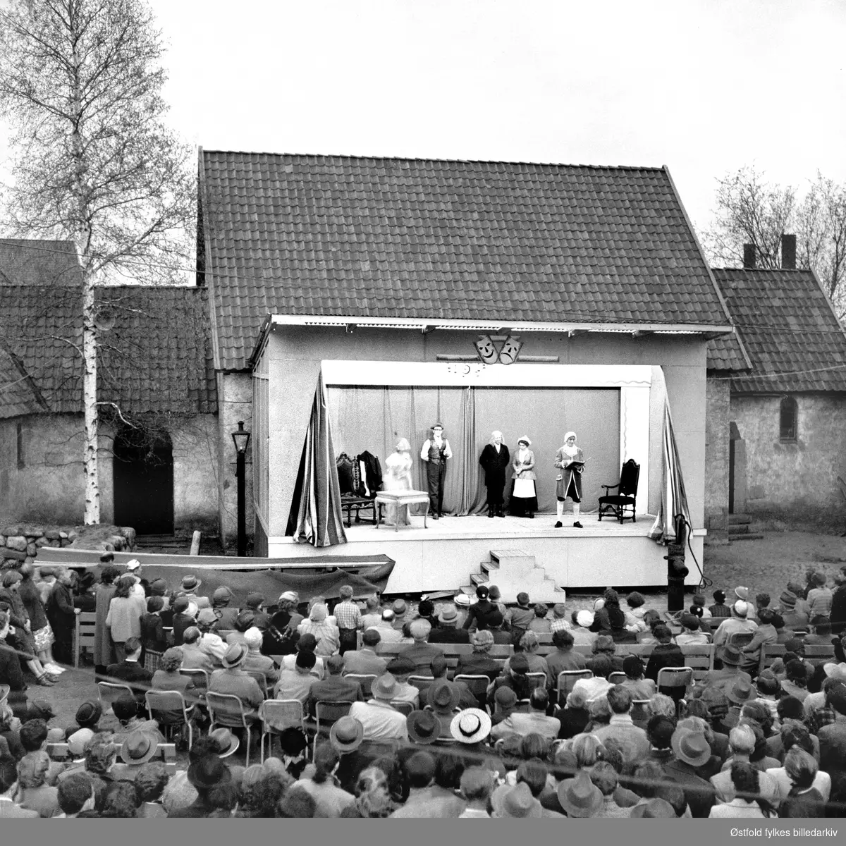 Publikum og scenen fra oppsetningen av "Erasmus Montanus" på Borgarsyssel Museum under Smaalensmarken.