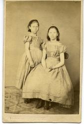 Visittkort av søstrene Anna og Janna Larsen, døtre av bokhol