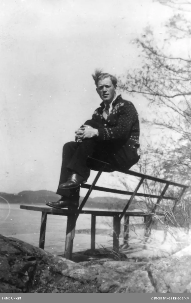 Sommerstemning på Halløkkfjellet der papirlager Nord ligger nå, ca. 1943. Robert Næsse i lusekofte som han fikk i forlovelses- tida. Robert F. 1916.