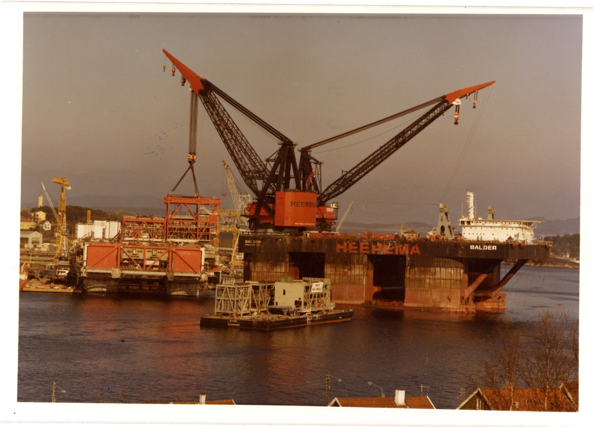 DCV (Deepwater Construction Vessel) Balder løfter moduler til en av ...