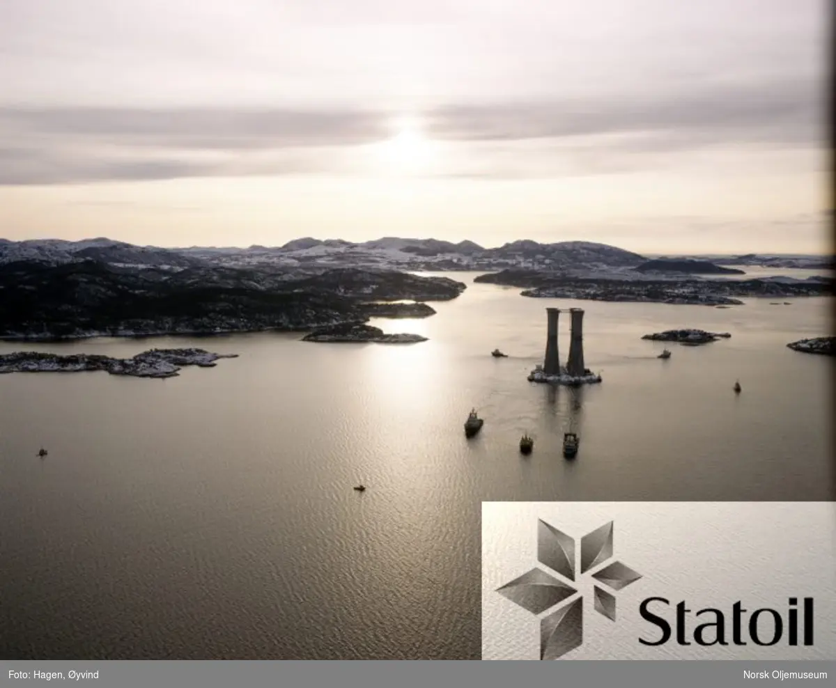 Betongkonstruksjonen med de fire skaftene til Statfjord C er i ferd med å slepes til Yrkjefjorden i Vats hvor ståldekk og betongdel skal koples sammen og ferdigstilles.