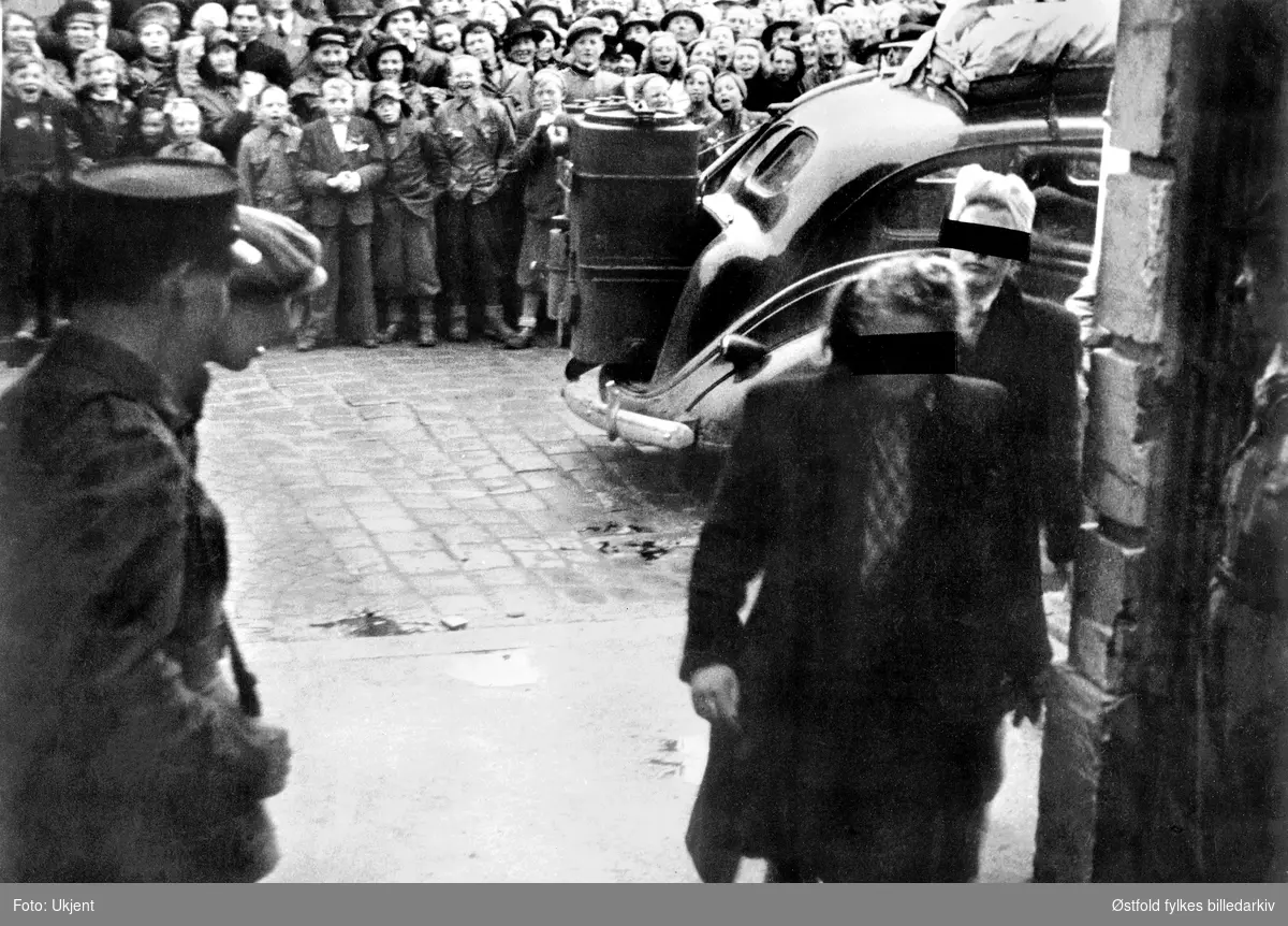 Tyskerjenter bringes inn til politistasjonen i Fredrikstad i 1945.