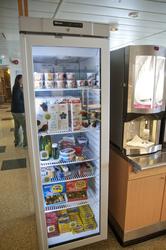 Kjøleskap med diverse youghurt og annetsom trenger kjøling f