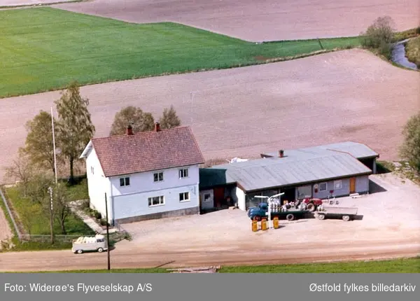 Skråfoto av Tjernes landhandel og bensinstasjon/verksted, Østbygda/Degernes i Rakkestad, 22. mai 1964.