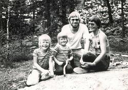 Familie på tur til Lunderamsa, 1978. 

Jenta forteller: "H