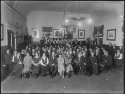 Gruppebilde med flere deltakere i bunad, bondeungdomslag? Lo