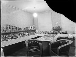 Utstilling interiør, leker, dukker, keramikk, bestikk, rekla