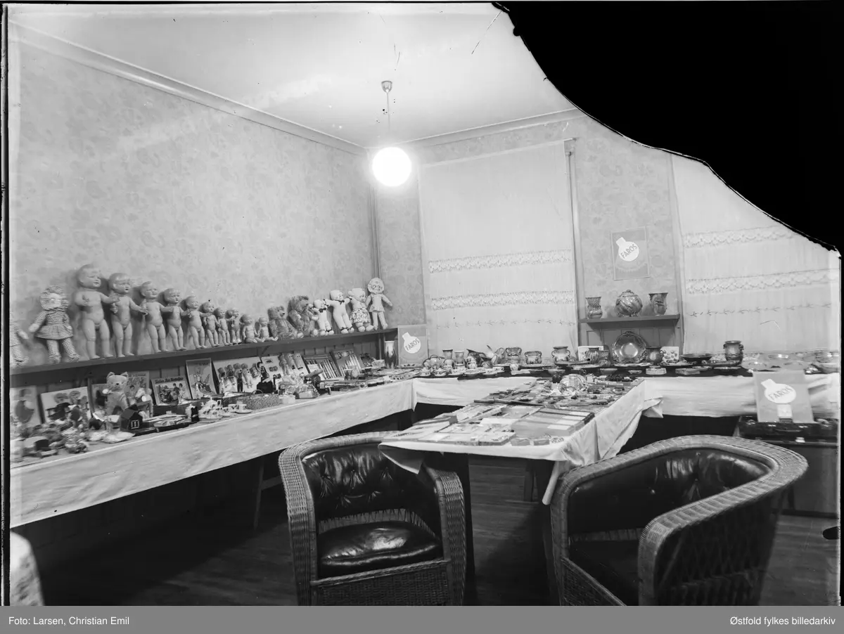 Utstilling interiør, leker, dukker, keramikk, bestikk, reklameplakat Bruk Faro - lampen som holder, gevinster i lotteri?

Skade: hjørne av glassplate mangler