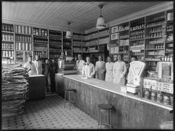 Butikkinteriør, Sælid i Sarpsborg 1943. Gruppe kvinner, menn
