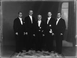 Sarpsborg sangforening, guppe sangere i fotoatlier med orden