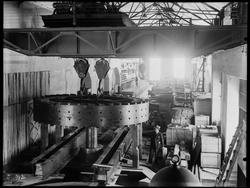 Hafslund A/S i Skjeberg, 1936. Interiø fra kraftstasjon. Man