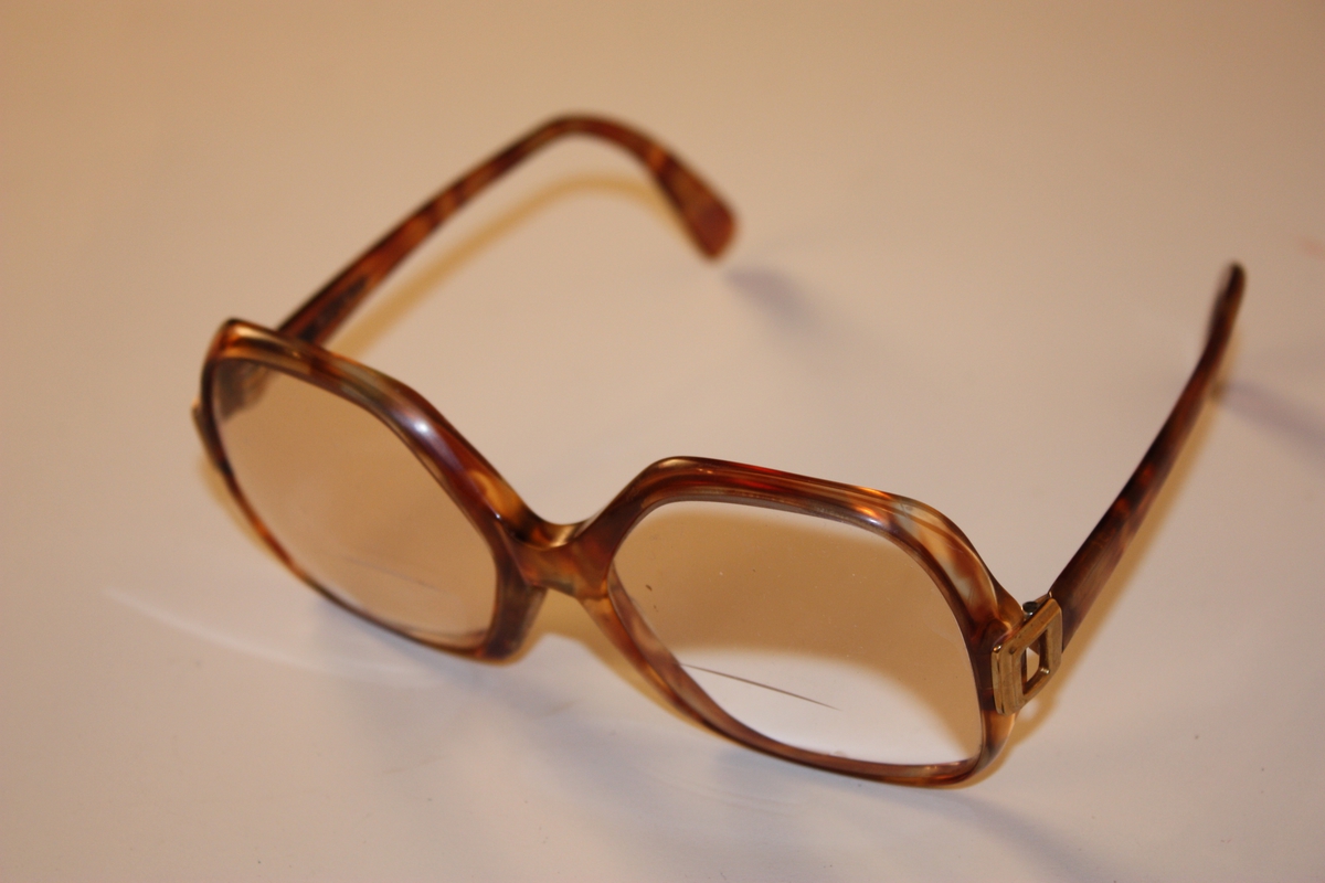 Store glas i brillene. Progressive med lett synlege synsfelt. Etui av hardt plastmateriale.