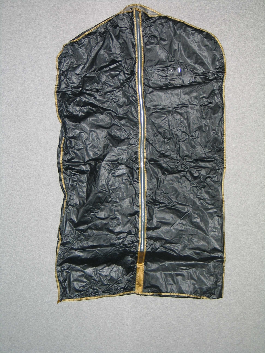 Plastpose med glidelås i front. På brysthøgd er det eit klar plastvindauge slik at ein kan sjå inn i posen.