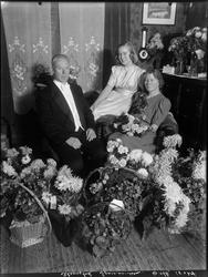Festdekketstueinteriør med mange blomsterbuketter og planter
