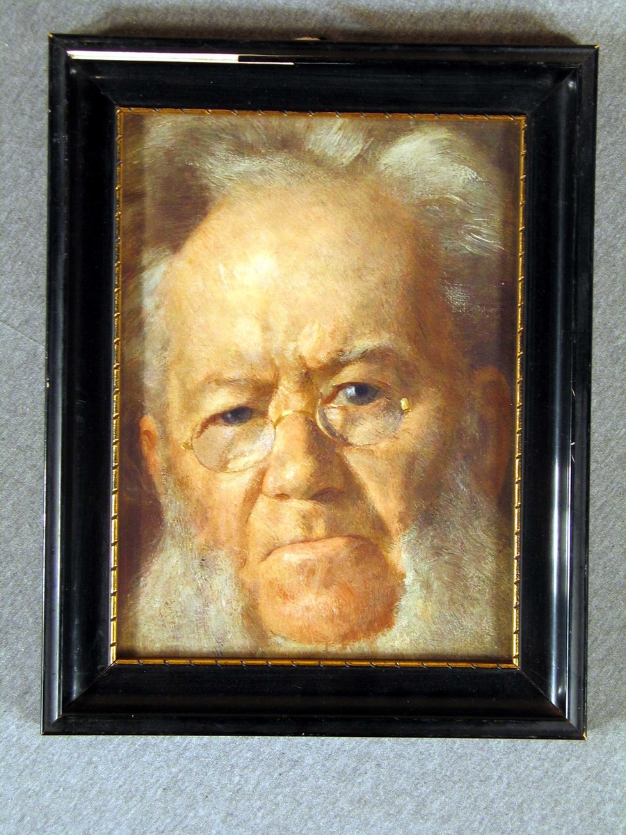 Fargetrykk av Henrik Ibsen i brei profilert svart treråme med gullkant inst. 