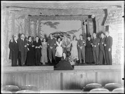 Fra Festiviteten i Sarpsborg,  femten skuespillere på scenen