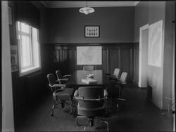 Interiør fra Rakkestad Sparebank 1943. Kontorinteriør med sk