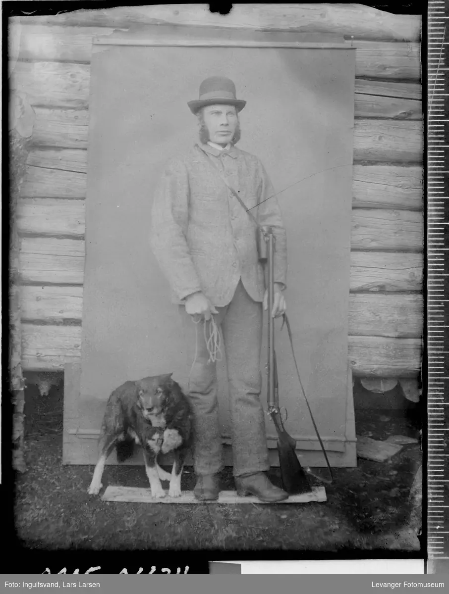 Portrett av mann med hund og våpen.