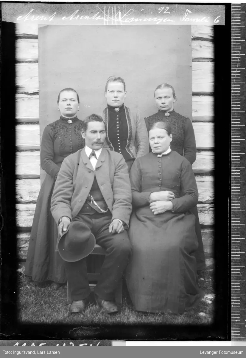 Gruppebilde av fire kvinner og en mann.