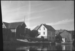 Huset og butikken til Peter Nikø i Bulandet. Motorbåten Må S