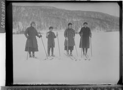 Gruppebilde av tre kvinner og en jente på skitur.