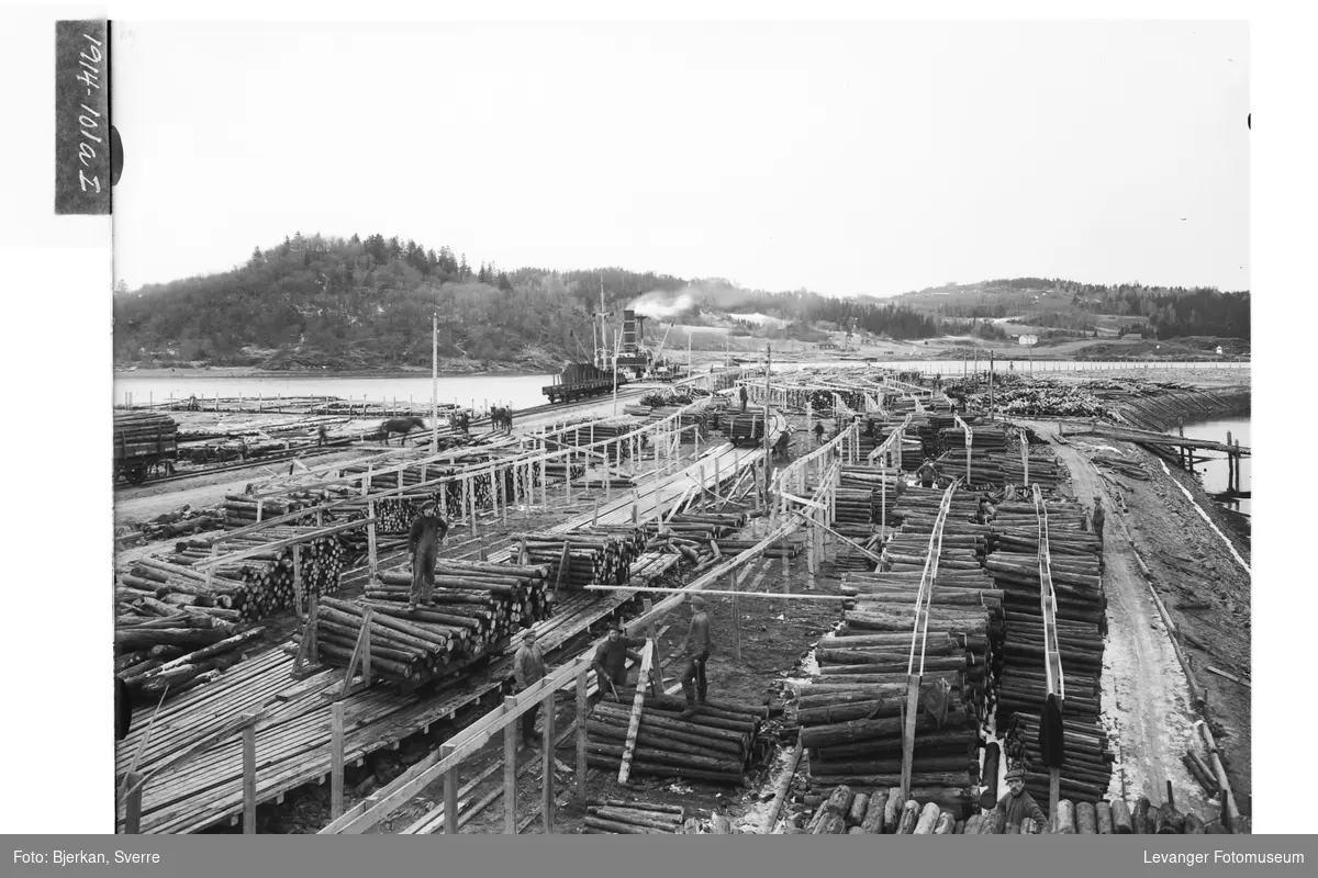 Stor og hektisk virksomhet i havneområdet i Levanger
