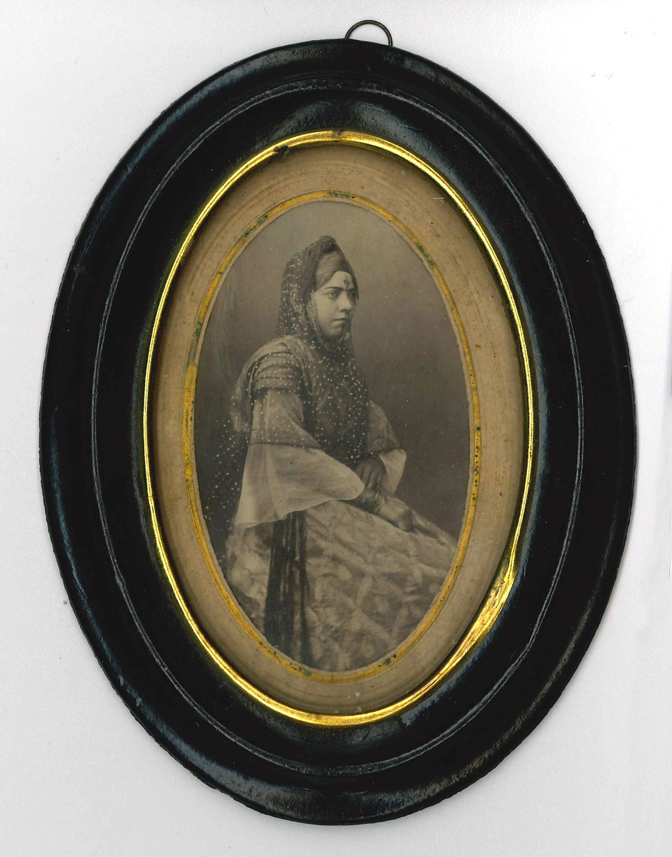 Sittande kvinna. "Mauresque." 
Litet fotografi i ram.

Tillhör Adolf Andersohns samling.

Johan Adolf Andersohn (1820-1887) var handlare/filantrop och museets grundare.