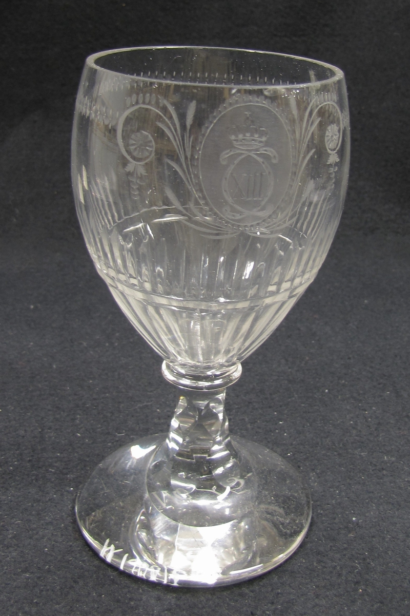 Ett rödvinsglas i kristall. Glaset har en etsad dekor.


Ingår i en samling av 3 rödvinsglasoch 3 starkvinsglas.