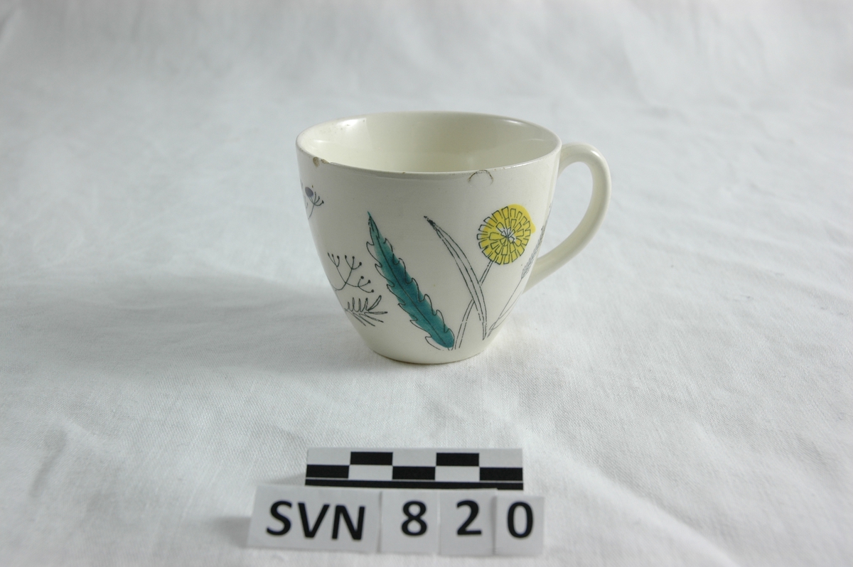 Hvit glasert keramikkopp med blomstermotiv i gult, grønt og lilla