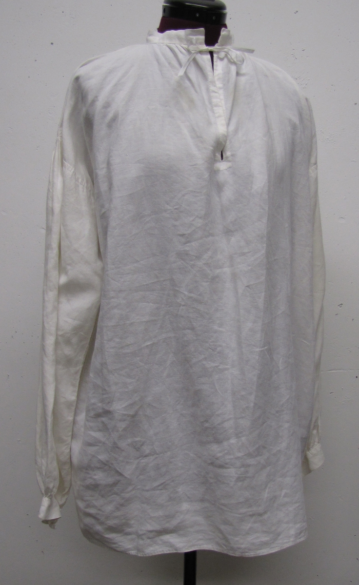 Skjorta eller överdel till Flundre-Väne dräkten, Västergötland.

Skjortan är i vitt linne. Knäpps med ett löst band i halsen. Skjortan tillhör vardagsdräkten till Flundre-Vänedräkten.

År 1975 väcktes intresset av en dräkt från Flundre-Väne och arbetet påbörjades med utgångspunkt från ett kjoltyg samt ett randigt halvylletyg, som fanns bevarat i ett i ett lapptäcke från Upphärad. Man började att söka dräktdelar och hittade bindmössor, ett broderat halskläde samt förkläde med rosengångsbårder och ett livstycke. Dräkten sammanställdes i samråd med Nordiska museer, Skaraborgs länsmuseum och Älvsborgsslöjd med flera.

Detta är resultatet av en genomgång av dräktmaterialet i Älvsborgs län. Dokumentationen påbörjades på 1990-talet och genomfördes av Älvsborgs länsmuseum, Älvsborgs läns Norra Slöjdförening och Ingers Hemslöjdsservis.