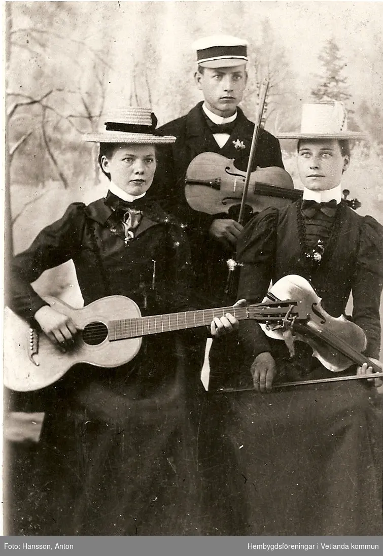 Trio med instrument. Från vänster, Mathilda Hansson, Karl Hansson och Hilma Carlsson. 

Fröderyds Hembygdsförening