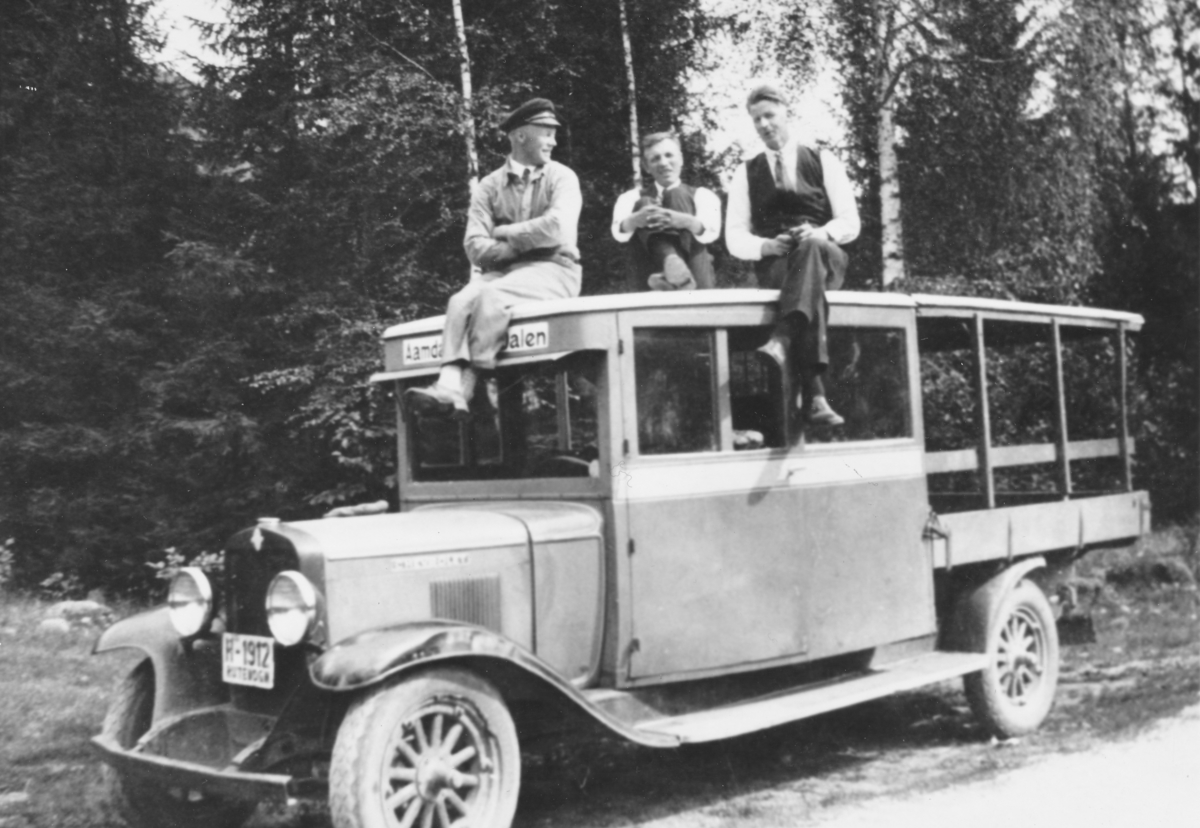 Buss som gjekk mellom Åmdals Verk og Dalen, ca 1924