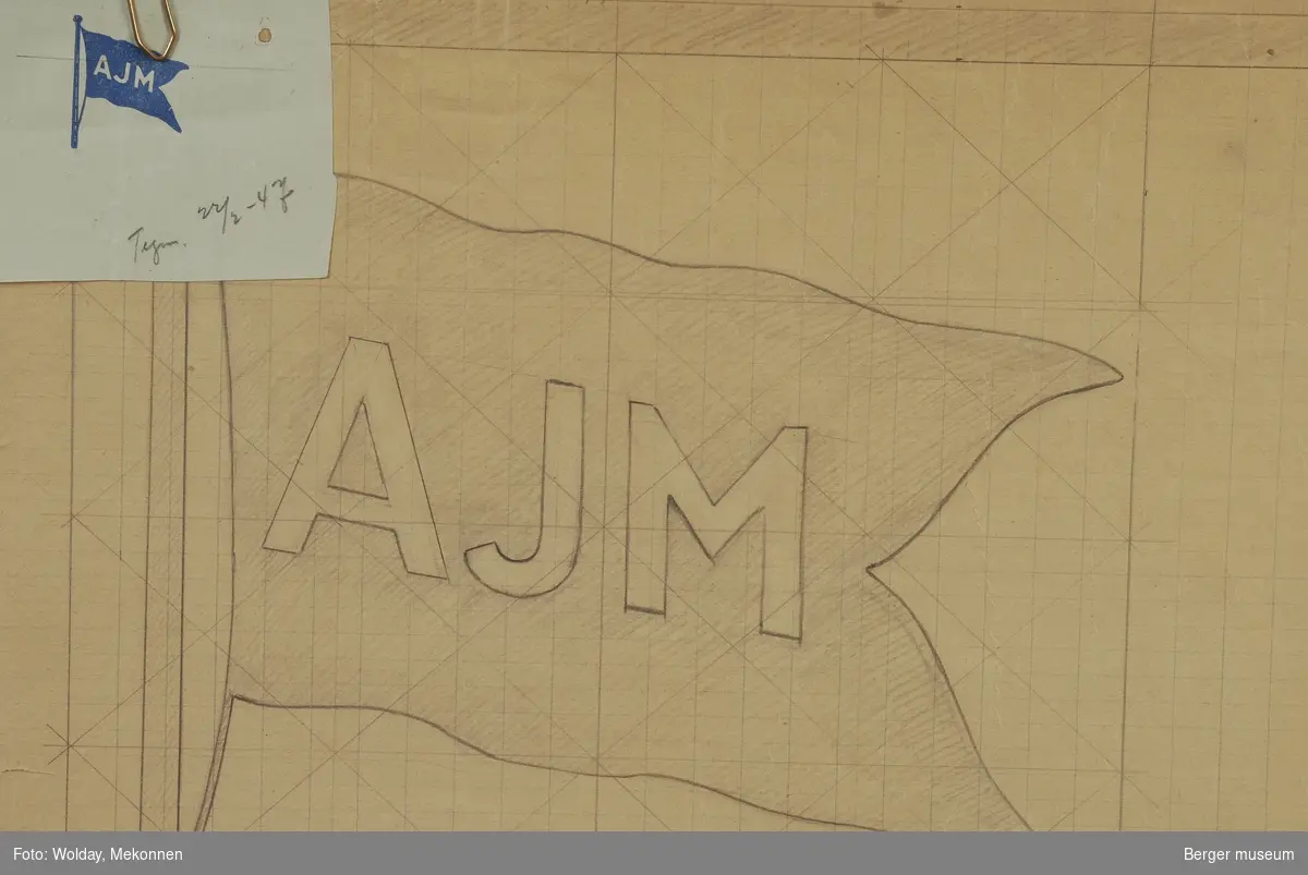 Flagg med logoen AJM (Arnt J. Morlands rederi). Det henger ved en brevlogo brukt som mal. 