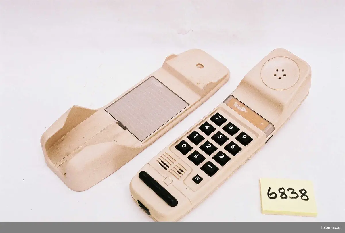 Tastafon Compact med plate for veggmontering
Telefonen har ingen merking av spesifikasjoner eller serienummer.
Prototype fra EB