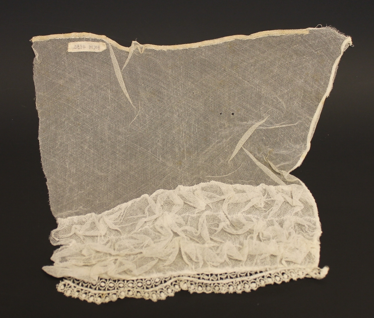 a) er sydd sammen mens b) er umontert. 10 cm. er  rysjet og nedest 3 cm. med maskinblonde.