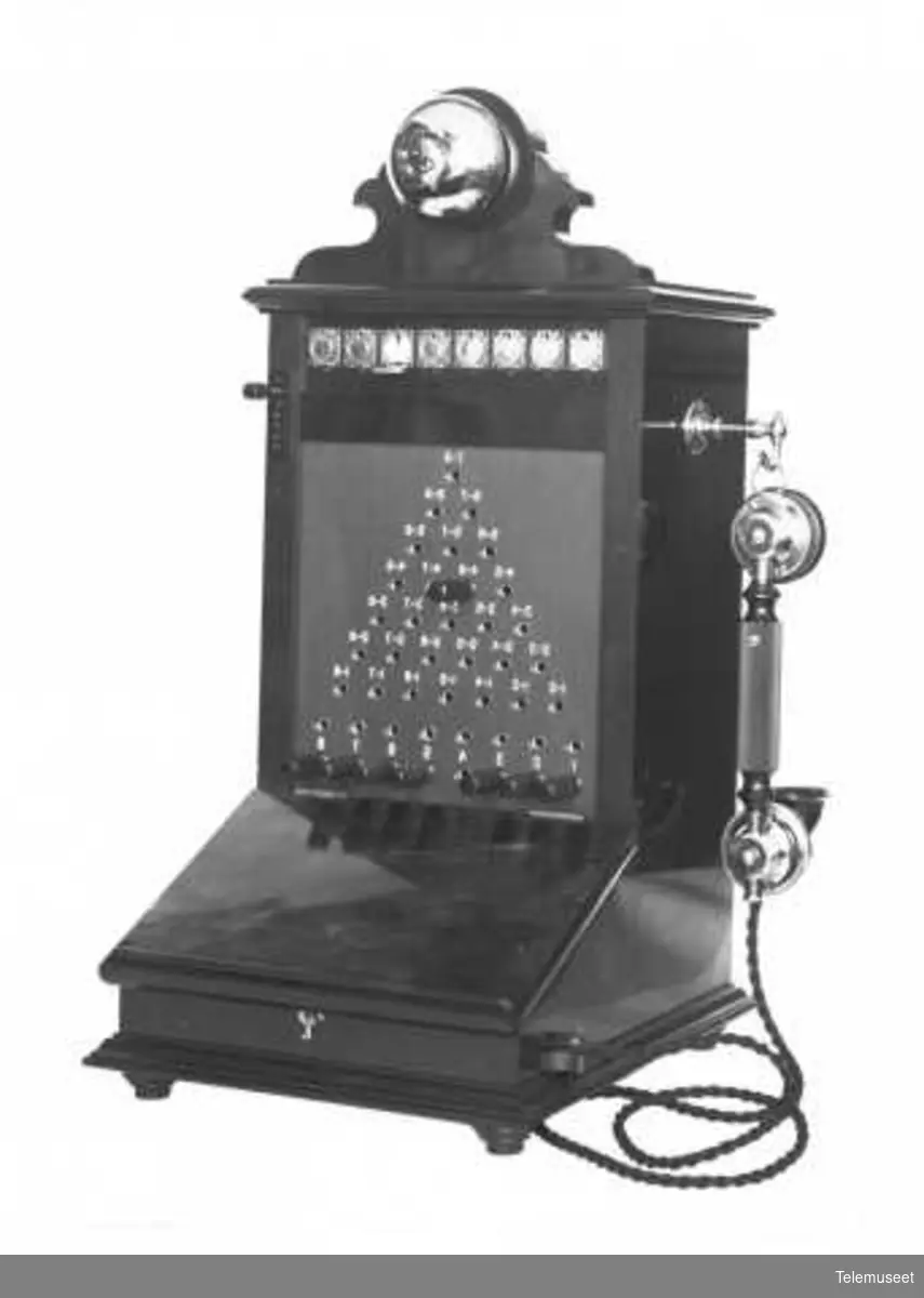Telefonsentral, magneto pyramideveksler med propper, for bord, 8 d.lj. Elektrisk Bureau.