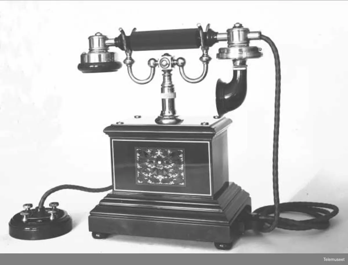 Telefon, bordapparat i tre og stål, magneto, klokke 1000 ohm. For China. Elektrisk Bureau.