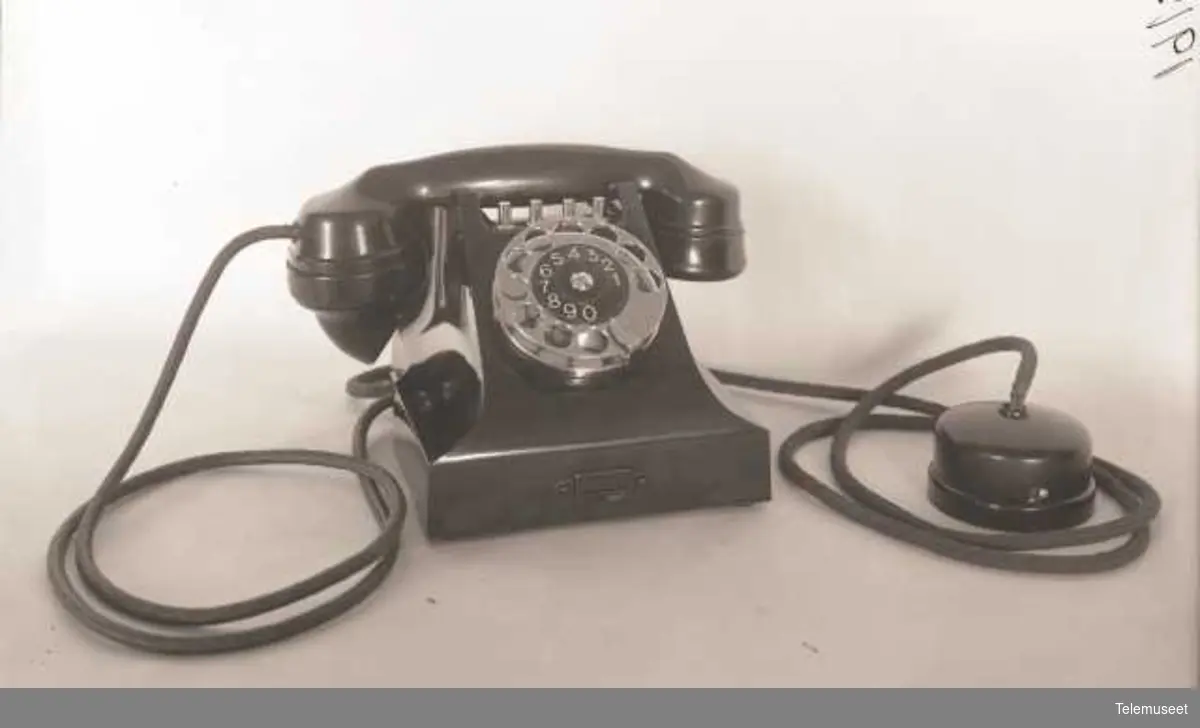 Telefon, 2 linjers bordapparat, i bakelitt, med mtlf.liggende, klokke 1000 ohm, Elektrisk Bureau.