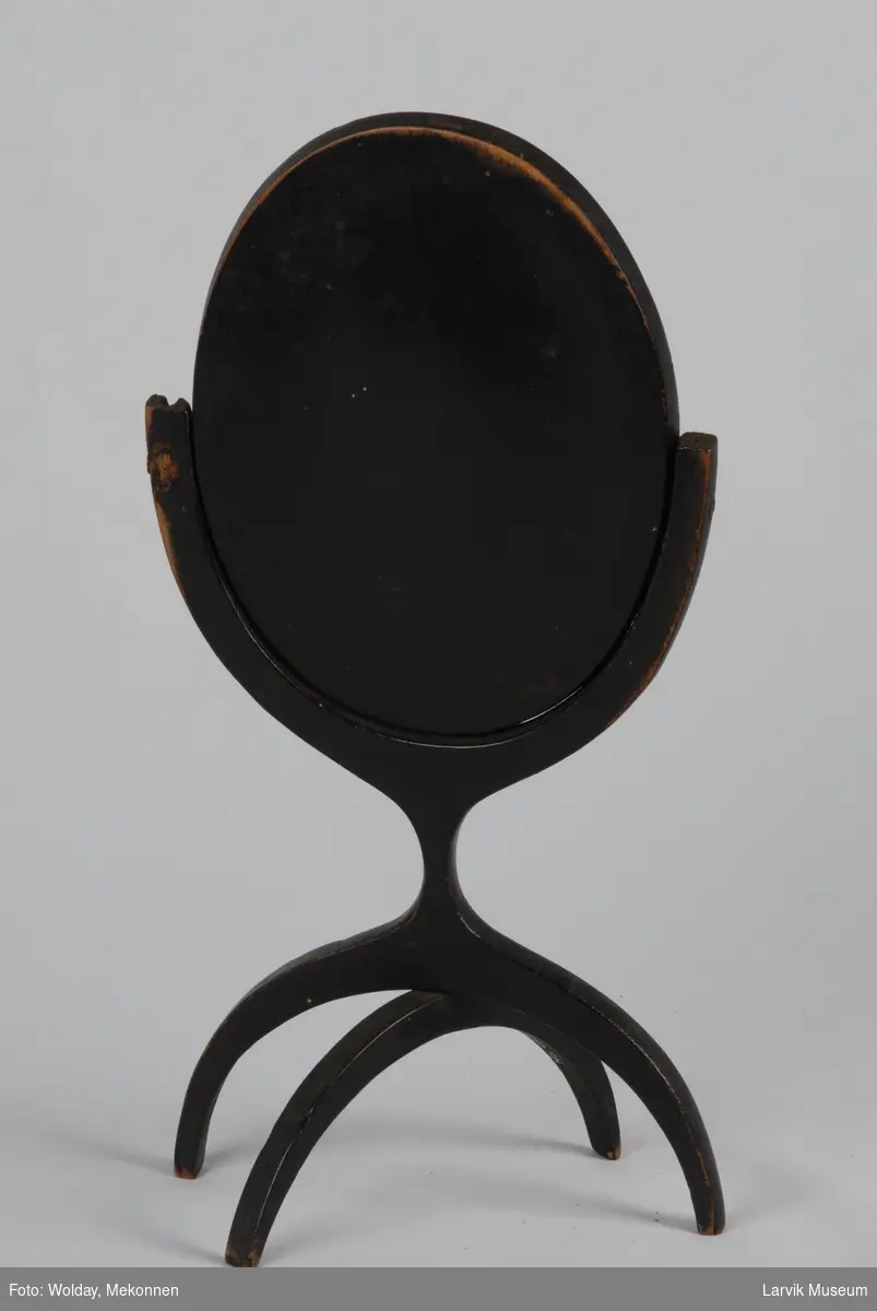 Form: Ovalt speil i ramme som er feste til et buet stativ på hver side.
Både bordspeil og håndspeil med støtteben som kan klappes inn.