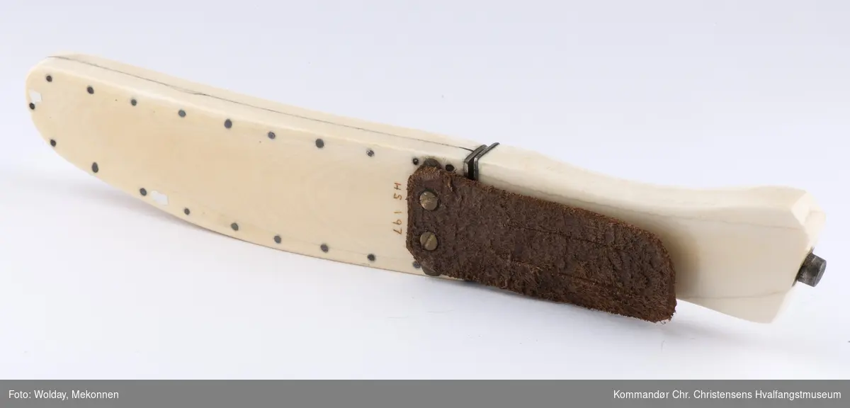 Kniv med slire, fremstilt av haltann (?)
