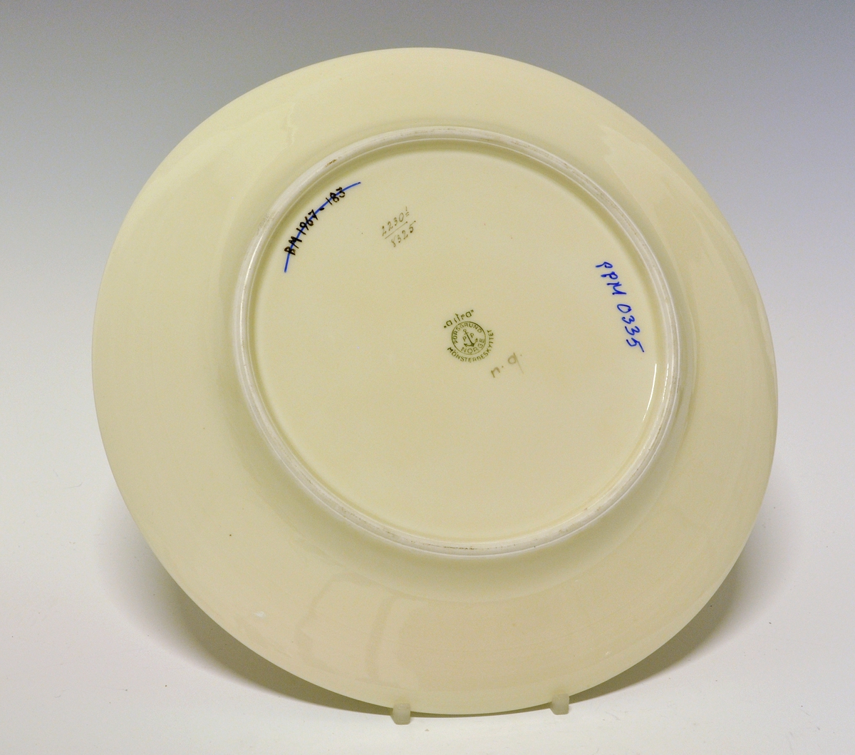 Stilisert blomst. Fabrikkmerke. Innskrift.